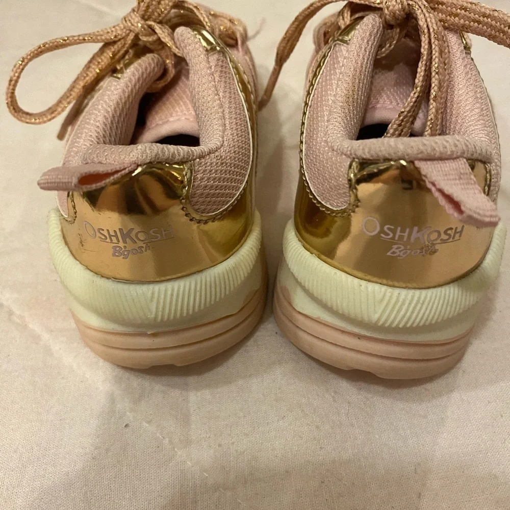 Oshkosh B’gosh Sneakers size 7 (FL)